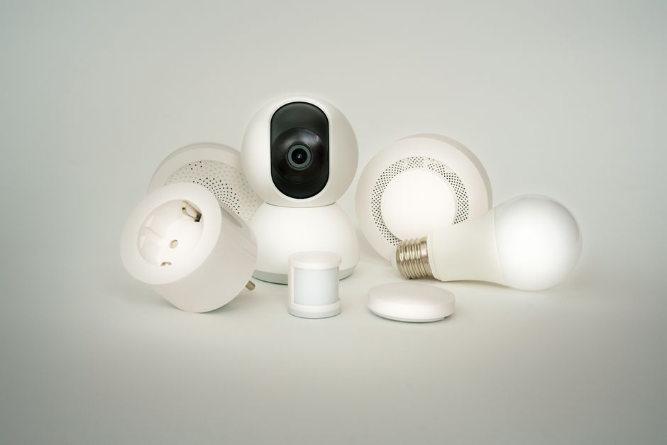 The Difference Between Energy-Monitoring Plugs and Standard Smart Plugs